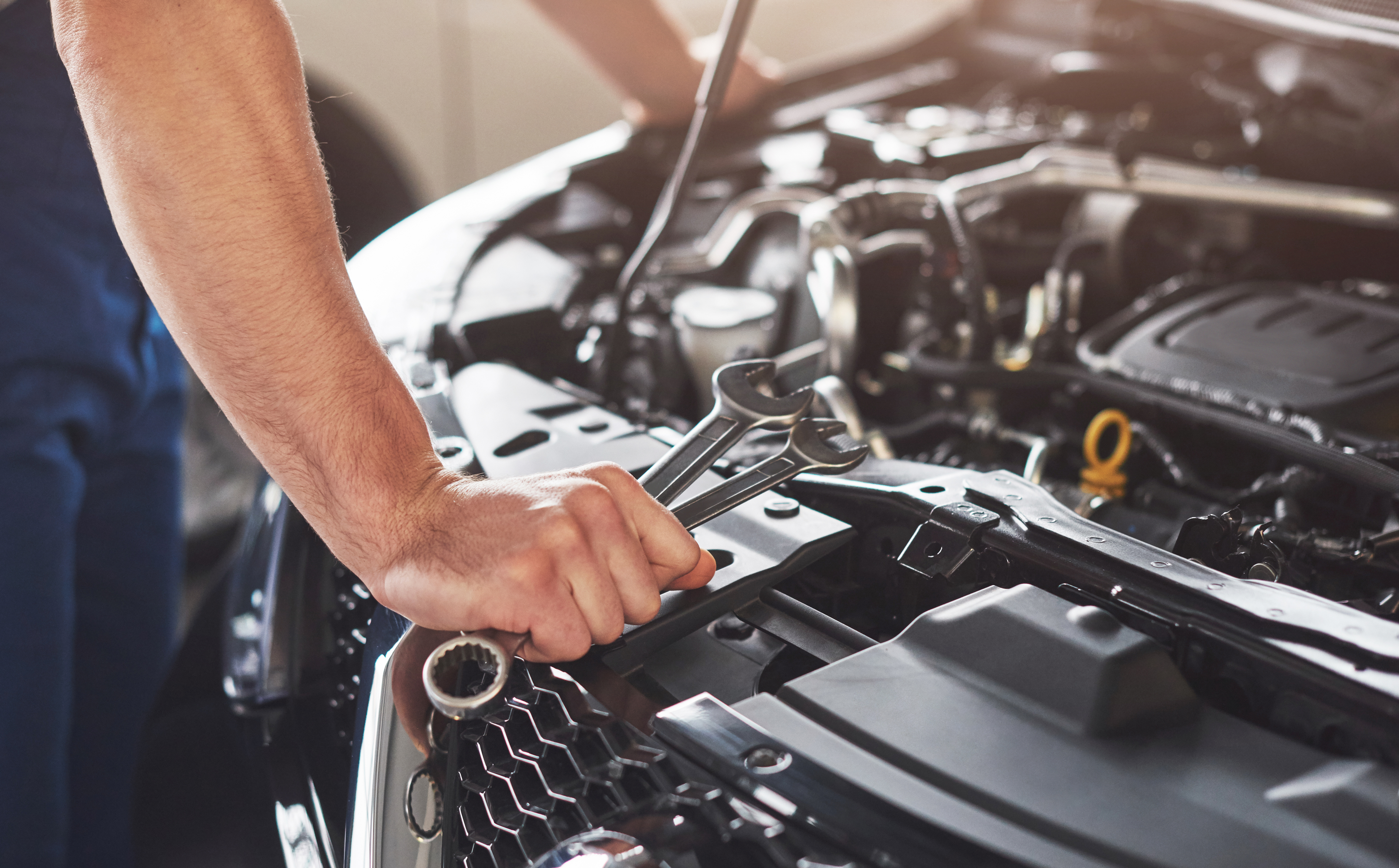 Mecânico especializado realizando manutenção automotiva na Driver Car Center Sorocaba